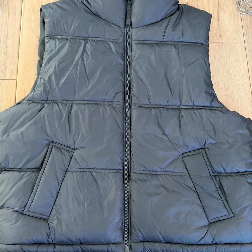*NWT* American Eagle AE Puffer Vest - Picture 4 of 7
